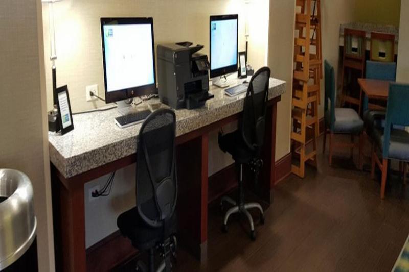 Holiday Inn Express & Suites Wilmington-University Center By Ihg Εξωτερικό φωτογραφία